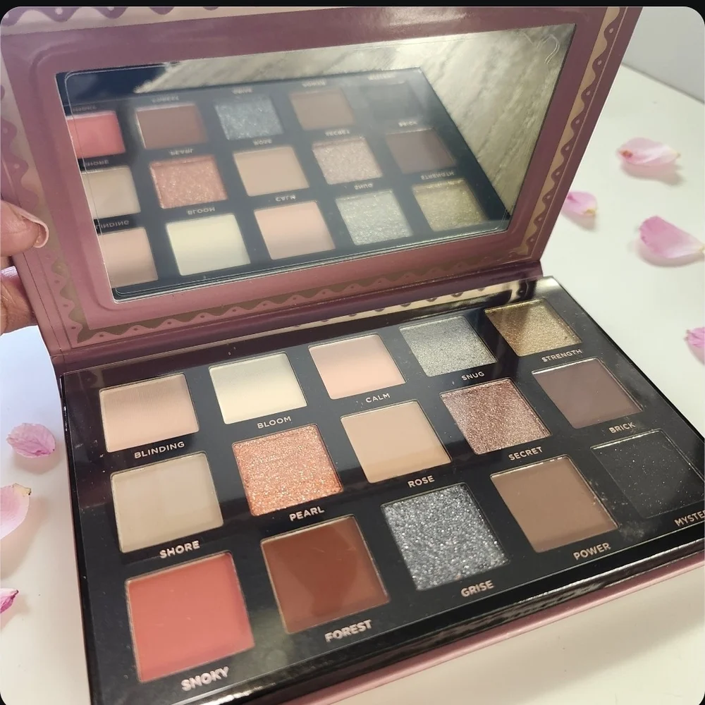 Ace Beaute Smoking Roses Eyeshadow Palette